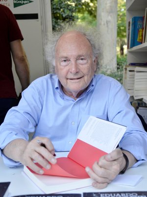 Sentado, paciente y tranquilo Punset firmó su libro a todos sus seguidores en la Feria del Libro