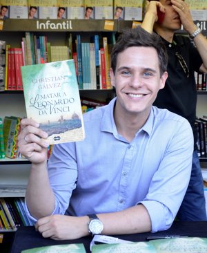 El presentador de Pasapalabra estuvo sonriente en la Feria del Libro mientras firmaba su libro