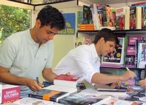 El Juli y su hermano firmando la biografía del diestro que ha escrito Ignacio