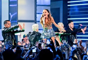 Arianna Grande actuando en los premios que se celebraron en Toronto