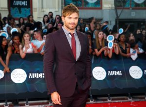 Kellan Lutz, muy elegante de burdeos, en la alfombra roja de los premios