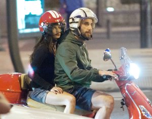 Sus paseos en moto ya son algo característico de la pareja
