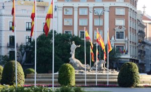 Las banderas de España ya ondean en la Cibeles