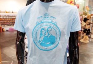Las camisetas con los futuros reyes de España están por todos lados