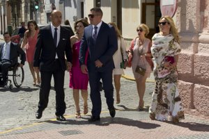 Ana Rosa Quintana y su marido caminaron de la mano hasta la iglesia