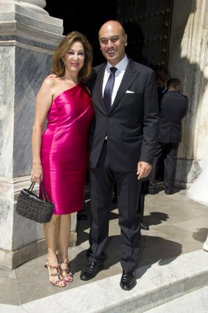 Ana Rosa Quintana, elegante con un vestido fuxia que combinó con unas sandalias beige de pedrería