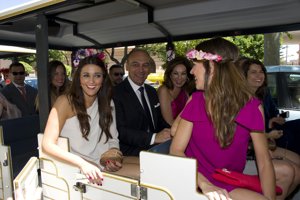Todos los invitados cogieron un trenecito turístico para celebrarlo en el Baluarte de Candelaria