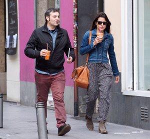 Adriana y su amigo pasearon por las calles mientras disfrutaban de un café granizado