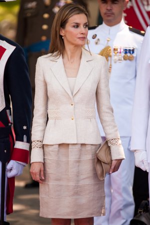Letizia deslumbró con un dos piezas en color crema