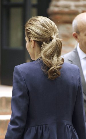 Una coleta con ondas suaves su elección