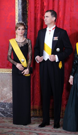 La Princesa escogió un vestido en seda borbado con flores azabache en la cintura y manga larga