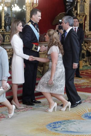 LOS REYES DEPARTEN CON ADOLFO SUAREZ ILLANA Y SU MUJER ISABEL FLORES