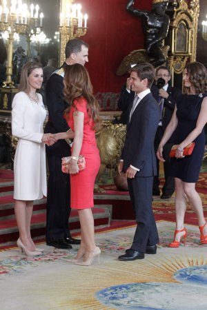 PALOMA CUEVAS, EL JULI Y SU MUJER ROSARIO DOMECQ SALUDAN A LOS REYES