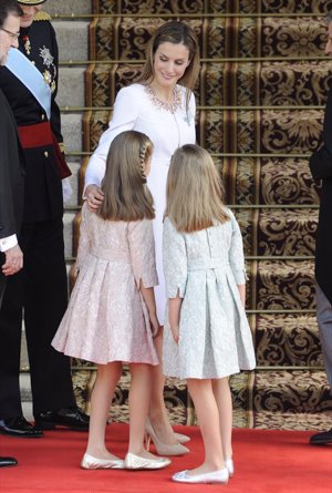 Las pequeñas junto a su madre