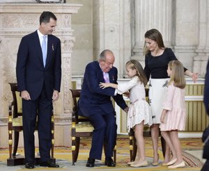 El look de Leonor y Sofía en el acto de abdicación de su abuelo Juan Carlos