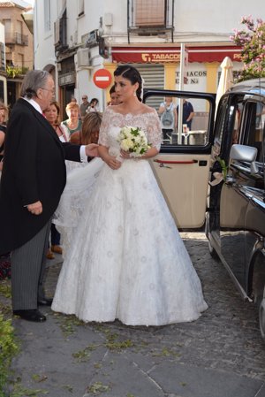 La novia junto a su padre, Victoriano Valencia