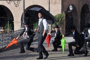 Bustamante, utilizó paraguas como parte de la ecenografía en su nuevo videoclip