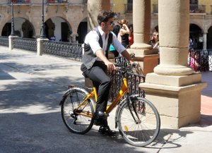 Aprovechaba entre secuencia y secuencia para pasearse en bici