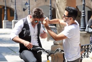 Retocandose para grabar su nuevo videoclip