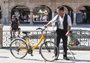 El chaleco, la camisa y pantalones fueron la elección del cantante para el rodaje