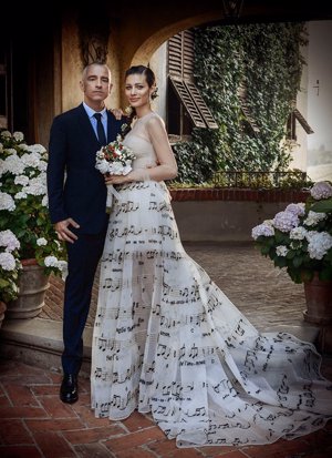 La novia sorprendió con su vestido de Valentino, inspiración musical en el día de su boda