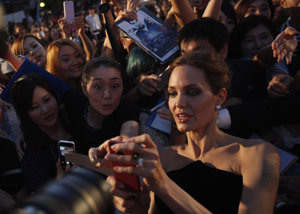 Angelina haciéndose una foto junto a sus seguidores