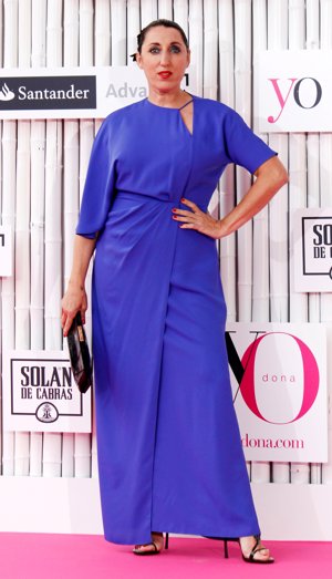 De azul eléctrico Rosi de Palma llegó a los Premios Yo dona