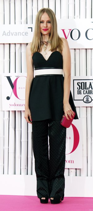 Esmeralda Moya de negro muy elegante en los premios