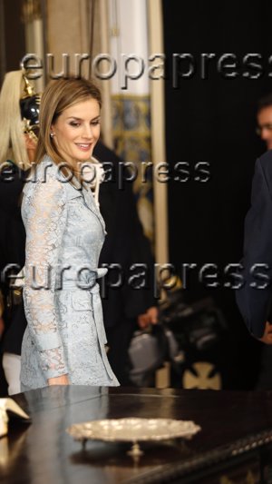 La Reina Doña Letizia apostó por un traje de chaqueta azul pastel