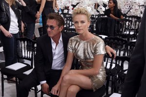 Sean Penn acompañó a su pareja al desfile de Dior