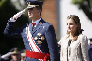 Los Reyes Felipe VI y Letizia en la entrega de los Reales Despachos a los nuevos suboficiales del Ejército del Aire.