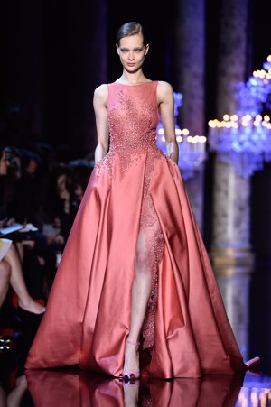 Las grandes aperturas en las faldas, la gran apuesta de Elie Saab