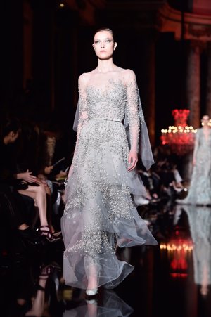 Vestido transparente con perlas de Elie Saab