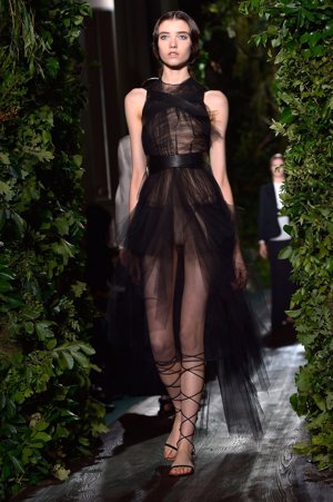 Los vestidos con pliegues y transparentes el punto fuerte de Valentino