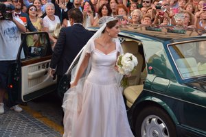 La novia radiante de felicidad con un vestido de creación propia