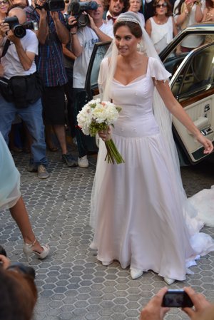 La novia radiante con un vestido de corte romántico