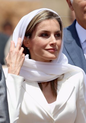 Doña Letizia se puso un velo blanco para entrar en la mezquita