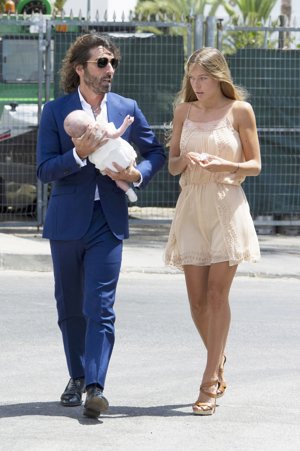 Javier Hidalgo con su novia en el bautizo de Olivia