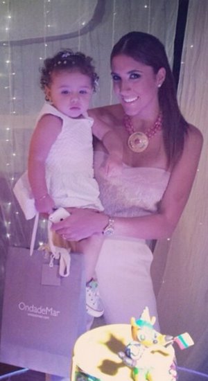 Daniela Ospina con su hija Salomé, las dos muy guapas