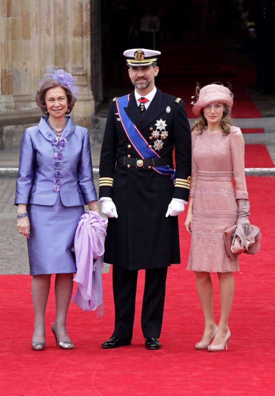 letizia luce mismo vestido muselina rosa en SAntiago que en la boda de Guillermo y Kate Middleton