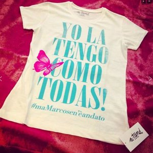 'Yo la tengo como todas' la famosa frase de Laura Pausini decora camisetas