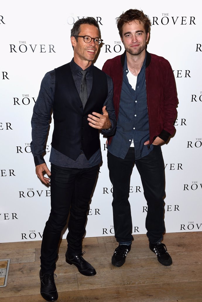 Guy Pearce junto a Robert Pattinson