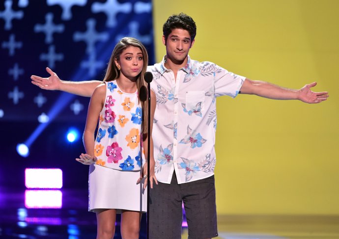 Tyler Posey y Sara Hyland presentadores 