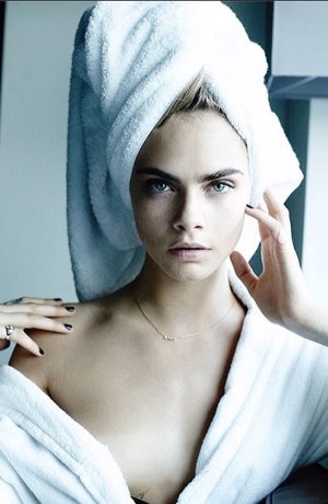Mario Testino fotografió a Cara para su sesión de modelos en toalla