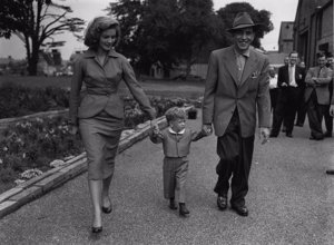 La familia Bogart paseando a su hijo pequeño