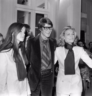 Ella se codeó con la más alta sociedad. Aquí con el diseñador Yves Saint Laurent