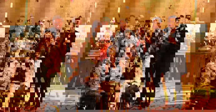 Elenco posa con botella Downton Abbey Elenco posa con botella Downton Abbey