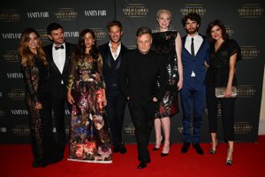 El grupo completo de Rising Stars posando con el fotógrafo Rankin