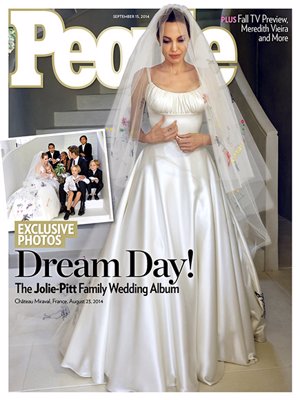 Angelina vestida de novia en la portada de 'People' en un gesto muy característico suyo de manos