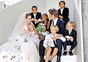 Posado de toda la familia boda Pitt y Angelina con sus hijos al completo
